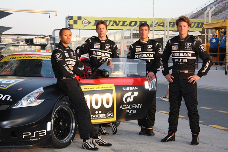 Os pilotos de GT Academy Jann Mardenborough, Bryan Heitkotter, Jordan Tresson e Lucas Ordoñez posam para foto