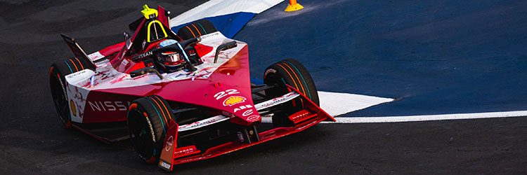 Carro número 22 da equipe Nissan de Fórmula E faz curva em cima da chicane