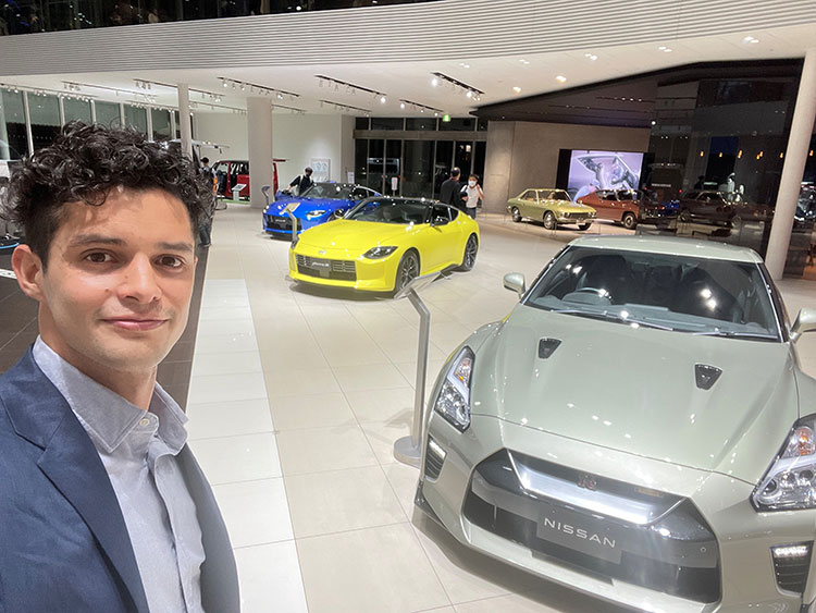 Santiago Weihmüller  fazendo uma selfie com veículos da Nissan