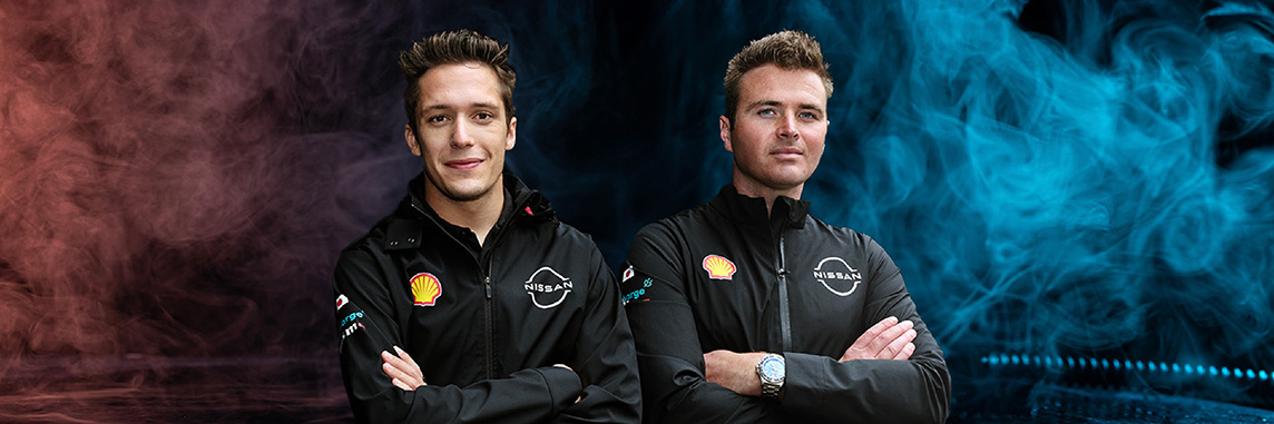Pilotos da Equipe Nissan de Fórmula E Sacha Fenestraz e Oliver Rowland posam para foto
