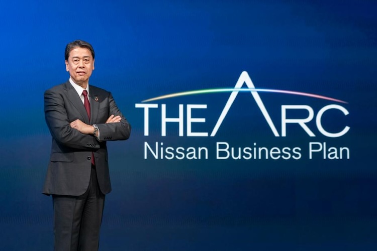 O CEO da Nissan Makoto Uchida posa para foto na frente do logo do novo plano de negócios da Nissan chamado The Arc