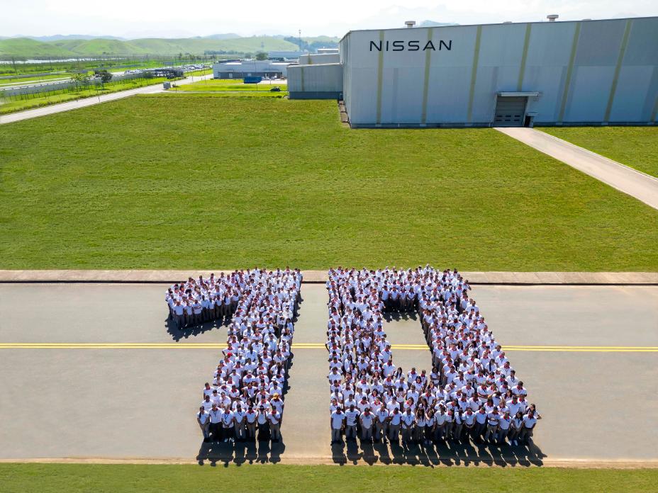 Cerca de 500 funcionários da Nissan formam o número 10 em uma foto aérea